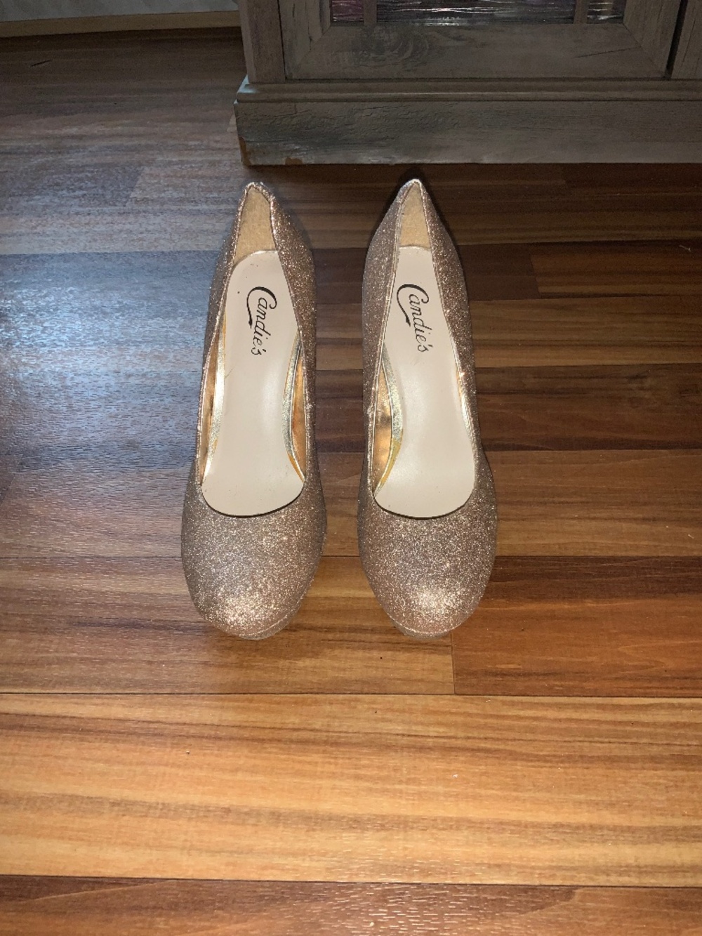 Women’s Candie’s gold sparkle heels preowned size 8 us